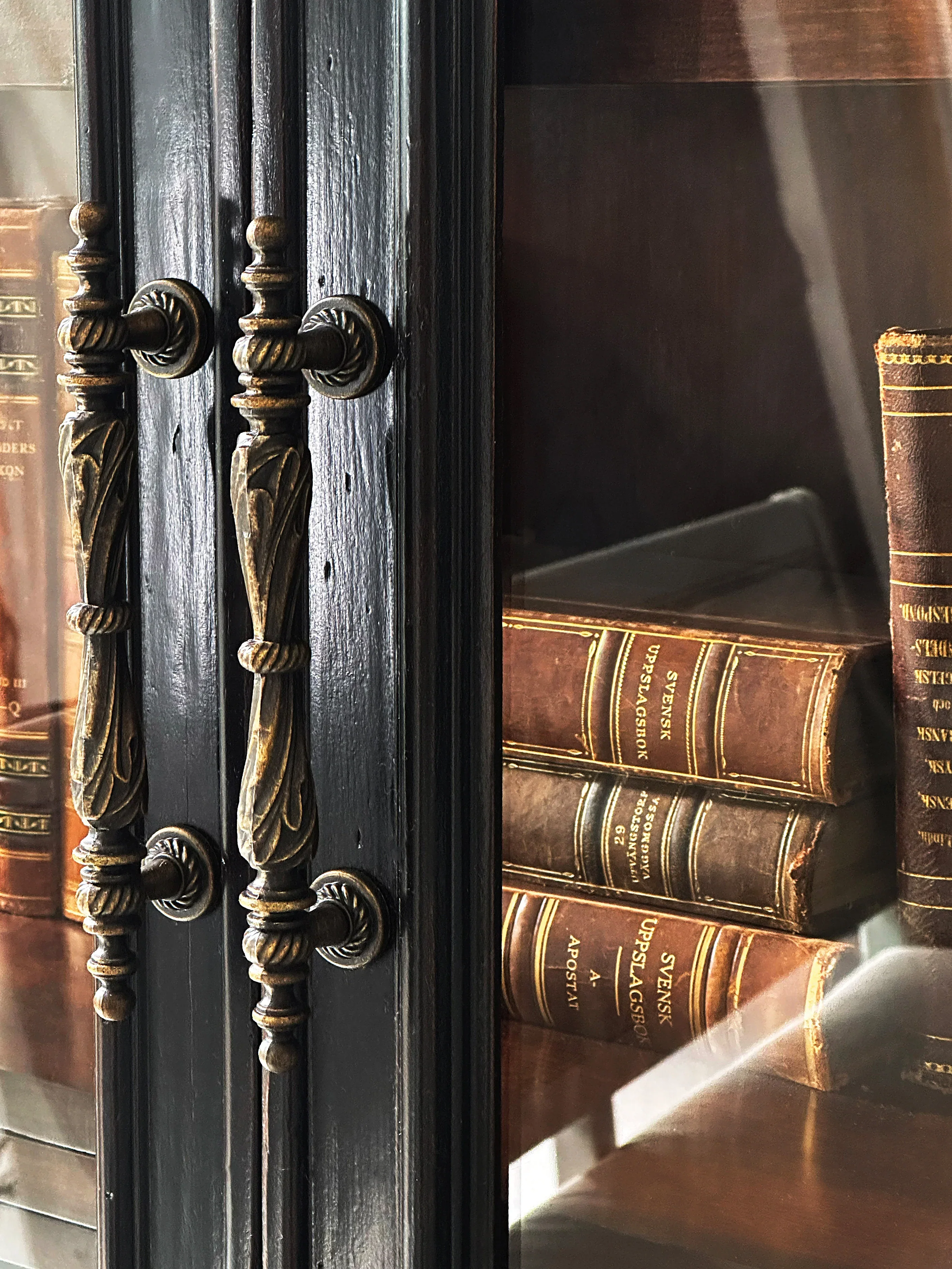 Charleston Display Cabinet - Image 9