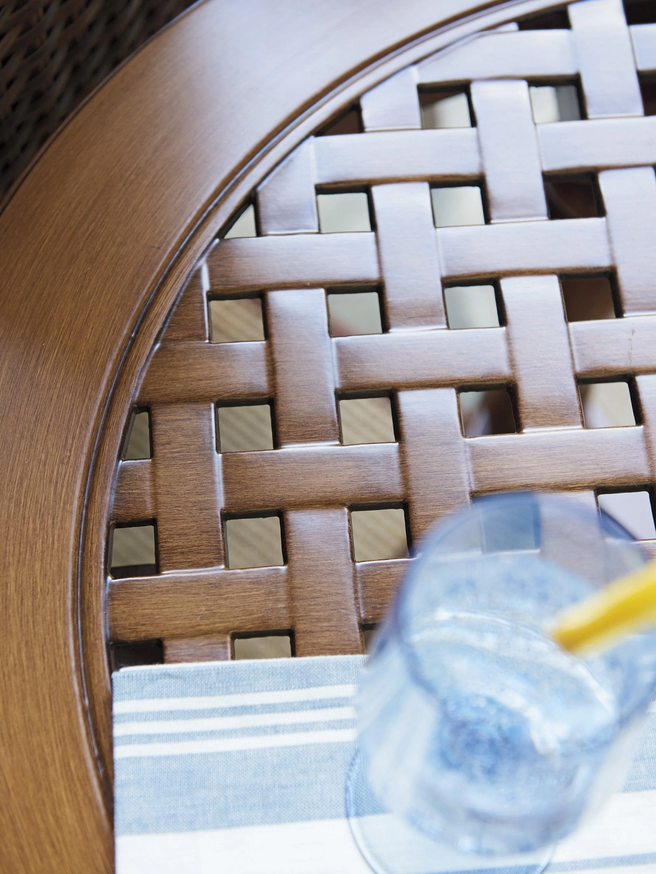 Harbor Isle Round End Table - Image 4