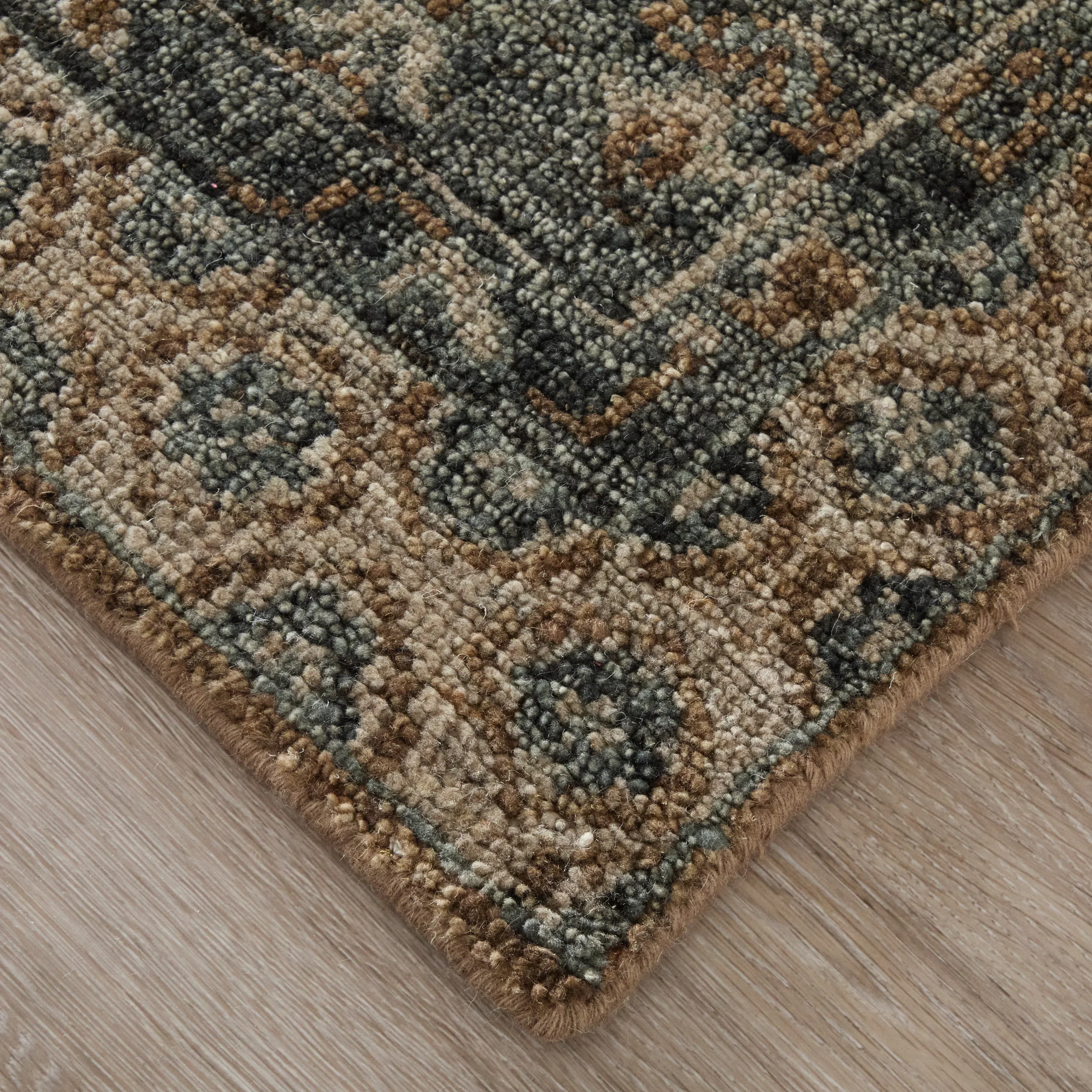 Lynwood Traditional Medallion - Image 3