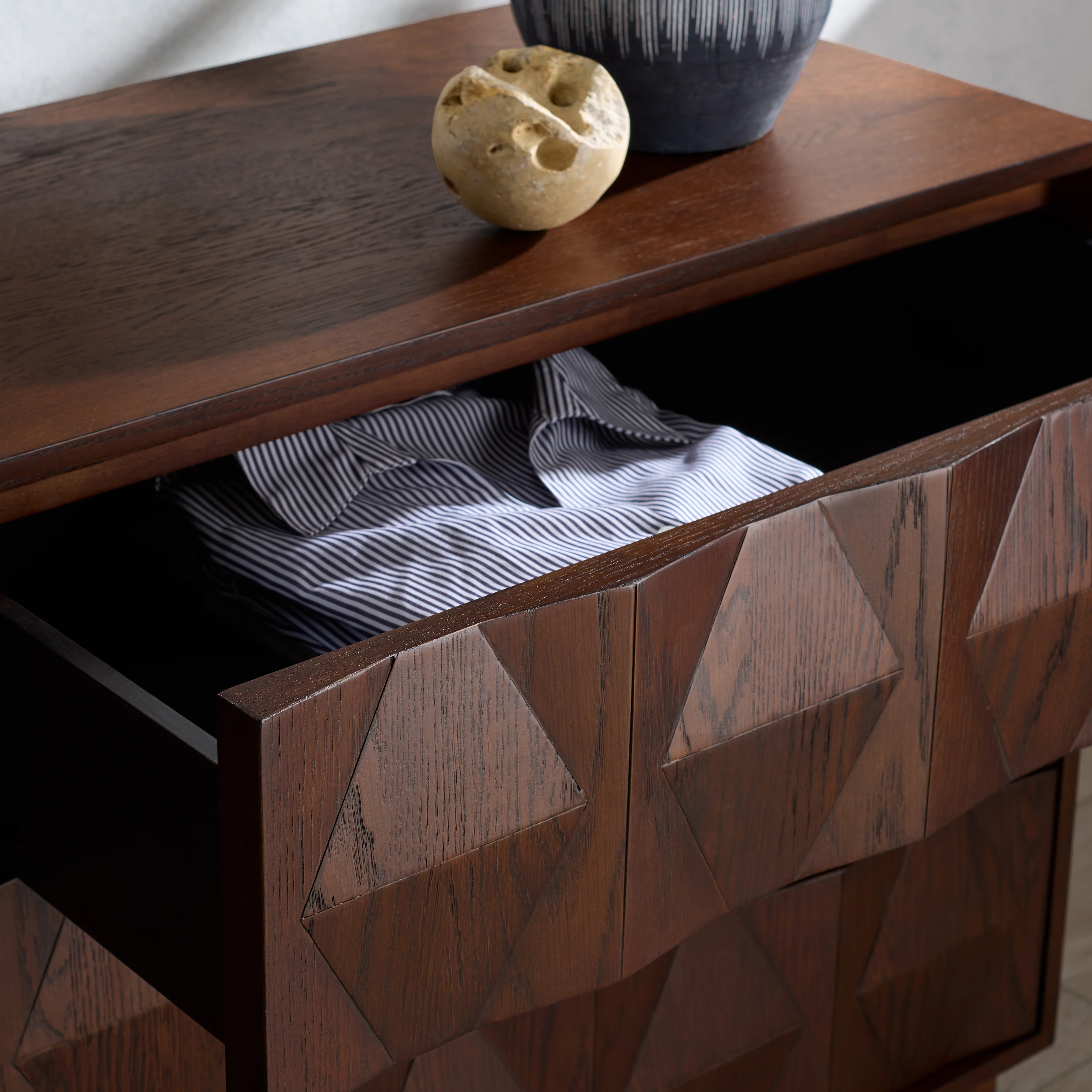 Riabelle Wood 6 Drawer Dresser - Image 11